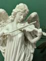 anioł grający na skrzypcach w stylu sesesyjnym