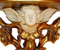 złota konsolka z głową anioła w stylu barokowym