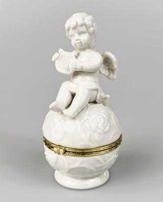 szkatułka aniołek z lirą na kuli porcelana