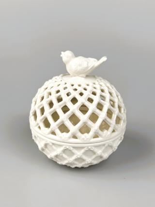 ażurowa szkatułka z figurką ptaszka porcelana