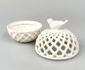 ażurowa szkatułka z figurką ptaszka porcelana