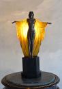 Lampa w Stylu Art Deco Kobieta z Rubinem