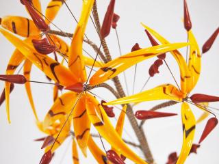 żółto-brązowa orchidea niepowtarzalny kwiat ze szkła