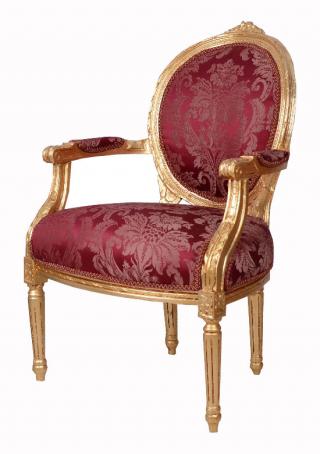 komfortowy fotel w stylu barokowym
