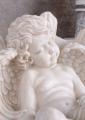 śpiacy aniołek figura w stylu barokowym