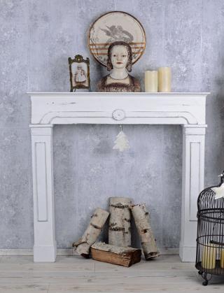 biała obudowa kominkowa styl shabby chic