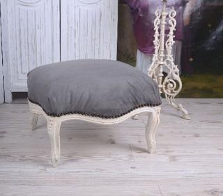 szaro-biały stołek podnóżek tapicerowany styl barokowy