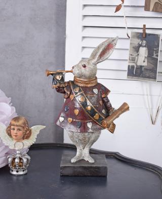 biały królik z trąbką figura fantasy alicja w krainie czarów