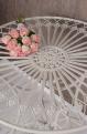 okrągły ażurowy stolik w stylu shabby chic
