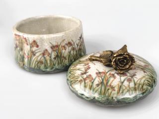bomboniera z różą motywy roślinne porcelana i brąz