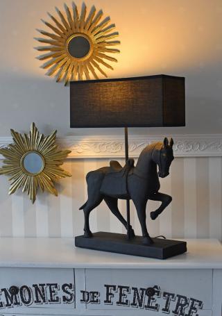 elegancka czarna lampa figura konia