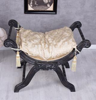 kremowo-czarne siedzisko w stylu barokowym