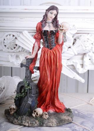 gotycka czarodziejka wsparta o nagrobek figura veronese