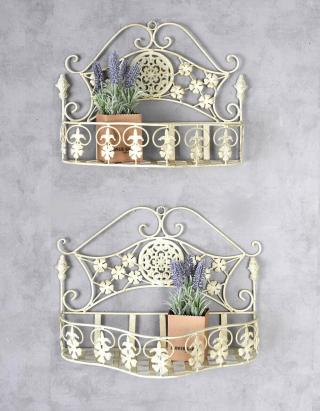 dwa ażurowe koszyki dekoracja ściany shabby chic