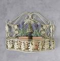 dwa ażurowe koszyki dekoracja ściany shabby chic
