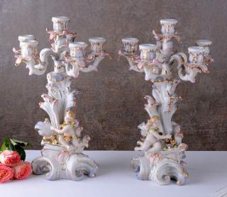 dwa pięcioramienne kandelabry w stylu rokoko