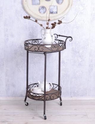 okrągły stolik na kółkach z półeczką w stylu rustykalnym