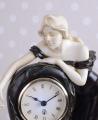 zegar kominkowy z figurą kobiety w stylu secesyjnym