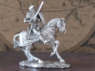 figura rycerza z mieczem na koniu