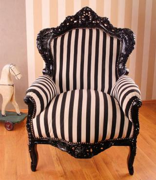 czarno-biały fotel w stylu barokowym