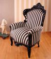 czarno-biały fotel w stylu barokowym