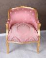 różowo-złoty fotel w stylu barokowym