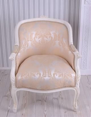 subtelny fotel uszak w stylu barokowym