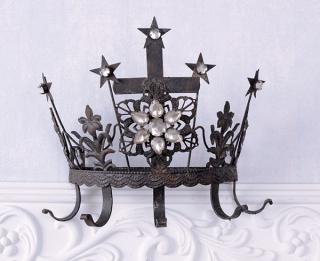 korona królowej niezwykła półka z wieszakami
