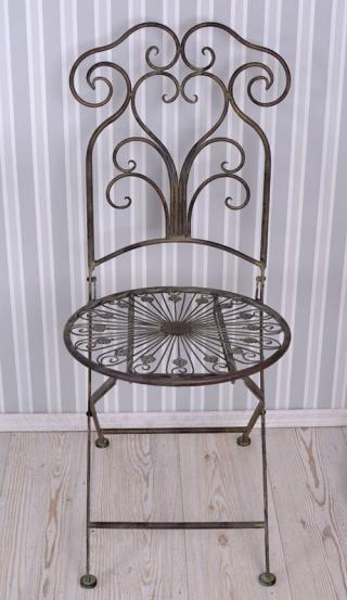 metalowe krzesło ogrodowe z fantazyjnym oparciem