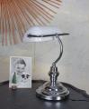 lampa bankierska z białym kloszem w stylu belle epoque