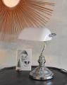 lampa bankierska z białym kloszem w stylu belle epoque