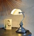 lampa bankierska z białym kloszem w stylu belle epoque