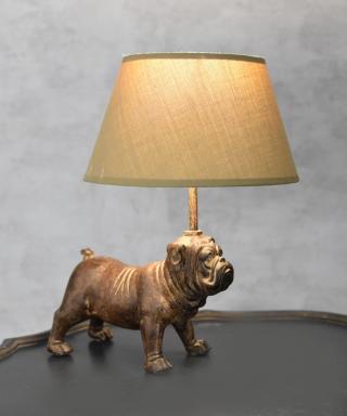 lampa z mopsem w stylu kolonialnym
