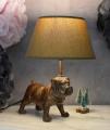 lampa z mopsem w stylu kolonialnym
