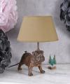 lampa z mopsem w stylu kolonialnym
