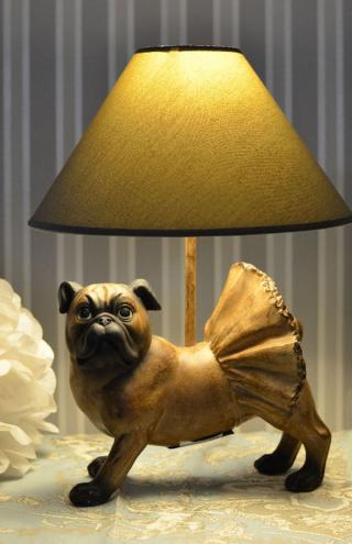 lampa z mopsem w spódnicy tutu
