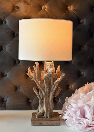 lampa z figurą sowy na drzewie styl rustykalny