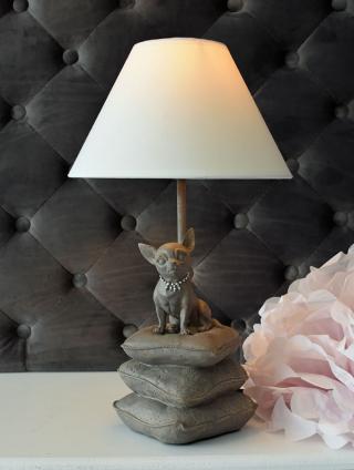 lampa z figurą psa chihuahua na poduszkach