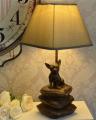 lampa z figurą chihuahua na poduszkach