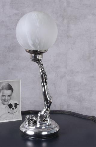 lampa z figurą kobiety w stylu art deco