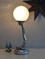 lampa z figurą kobiety w stylu art deco