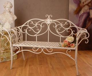ażurowa ławka ogrodowa w stylu wiktoriańskim
