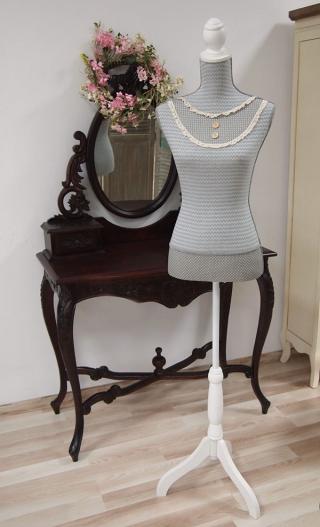 uroczy manekin krawiecki w stylu vintage