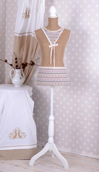 manekin krawiecki z koronkowym kołnierzykiem styl vintage