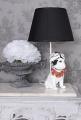 mops w goglach osobliwa wysoka lampa