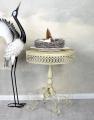 okrągły ażurowy stolik na jednej nodze w stylu shabby chic