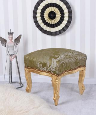 elegancki stołek podnóżek w stylu barokowym