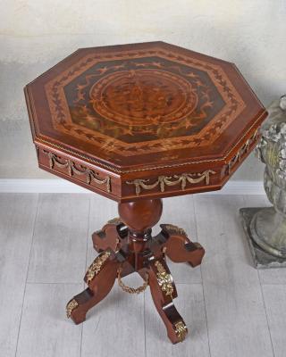 ośmiokątny stolik na jednej nodze intarsja meble barokowe