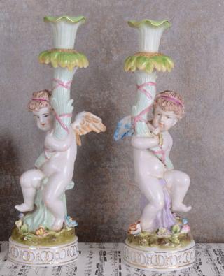 para wysokich świeczników z figurami puto styl barokowy