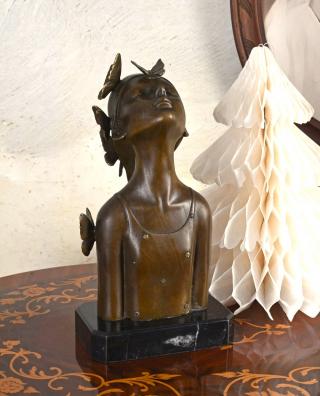 popiersie młodej kobiety z motylami styl secesyjny figury z brązu 30 cm